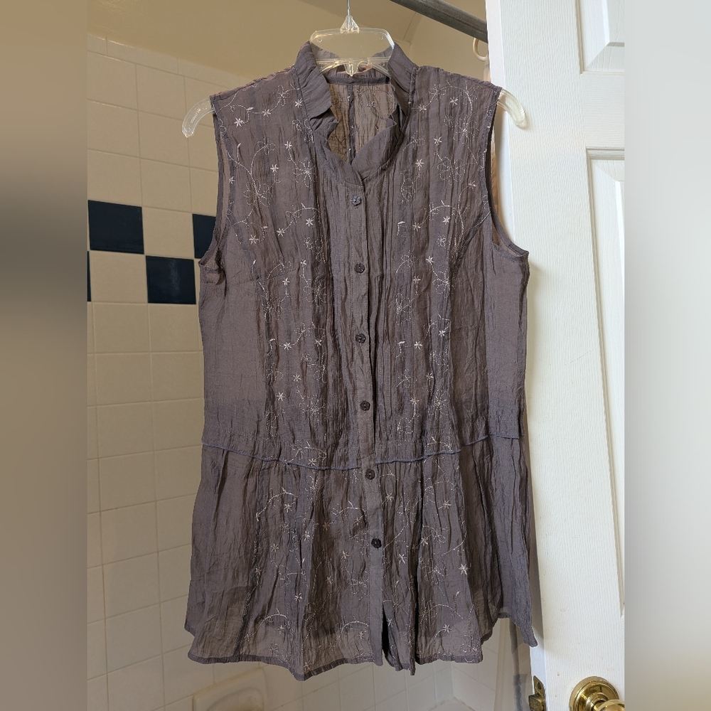NWOT Brown button up sleeveless top featuring embroidered floral details Size L